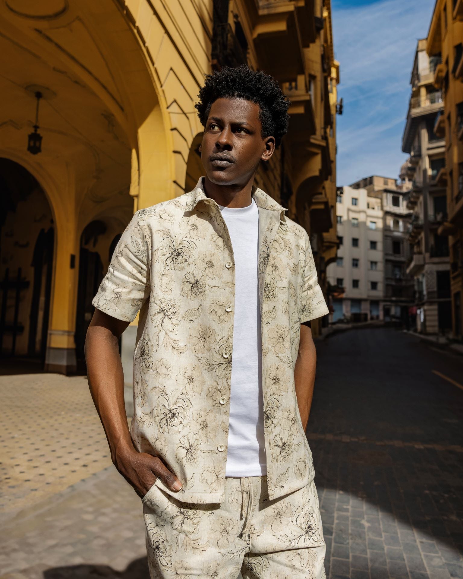 Blomstret kortærmet hør skjorte close-up