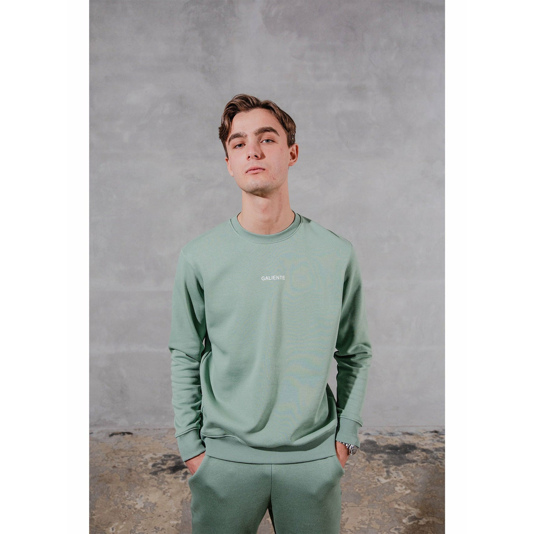 Oliven grøn sweatshirt closeup