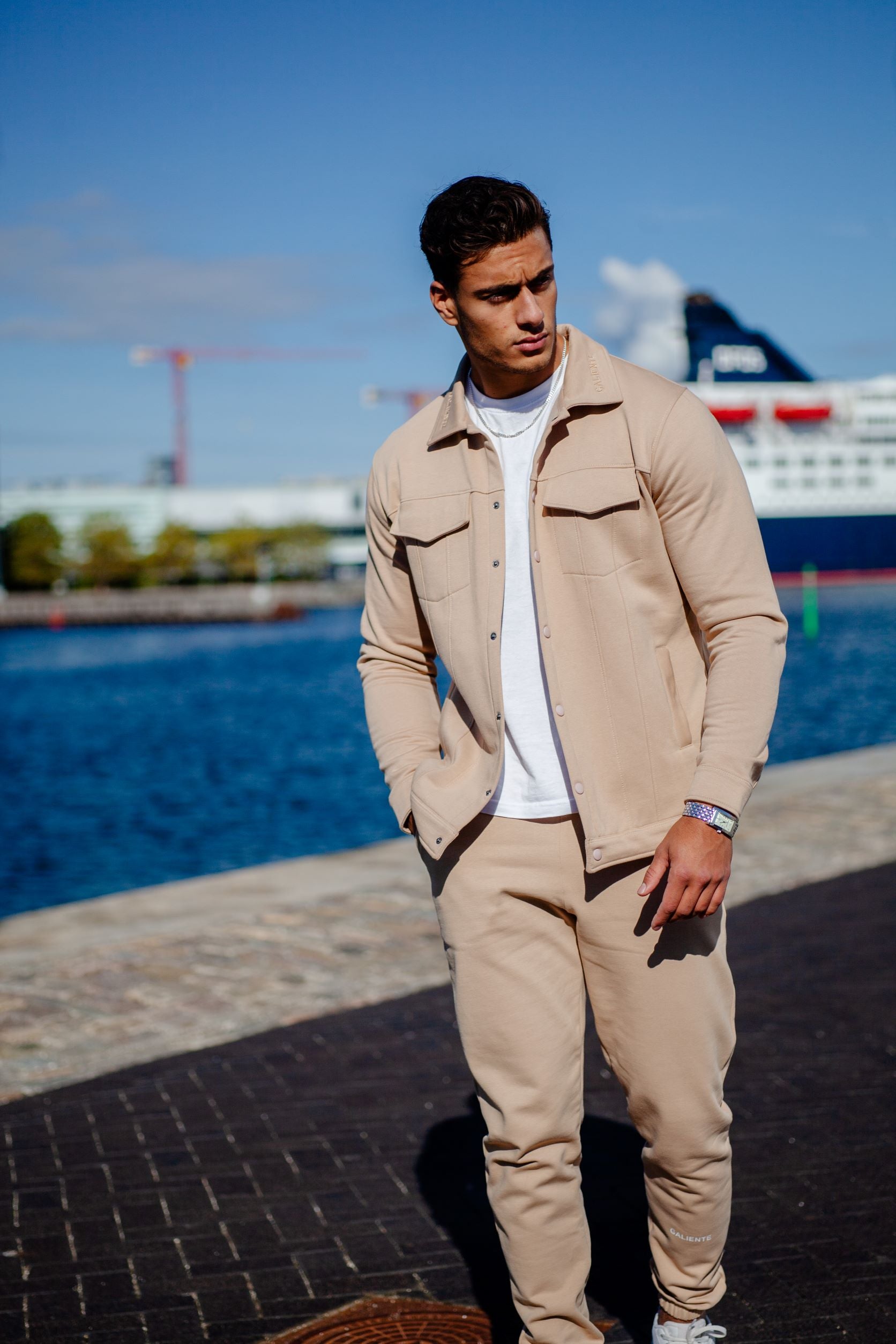 Beige jakke fuldt billede