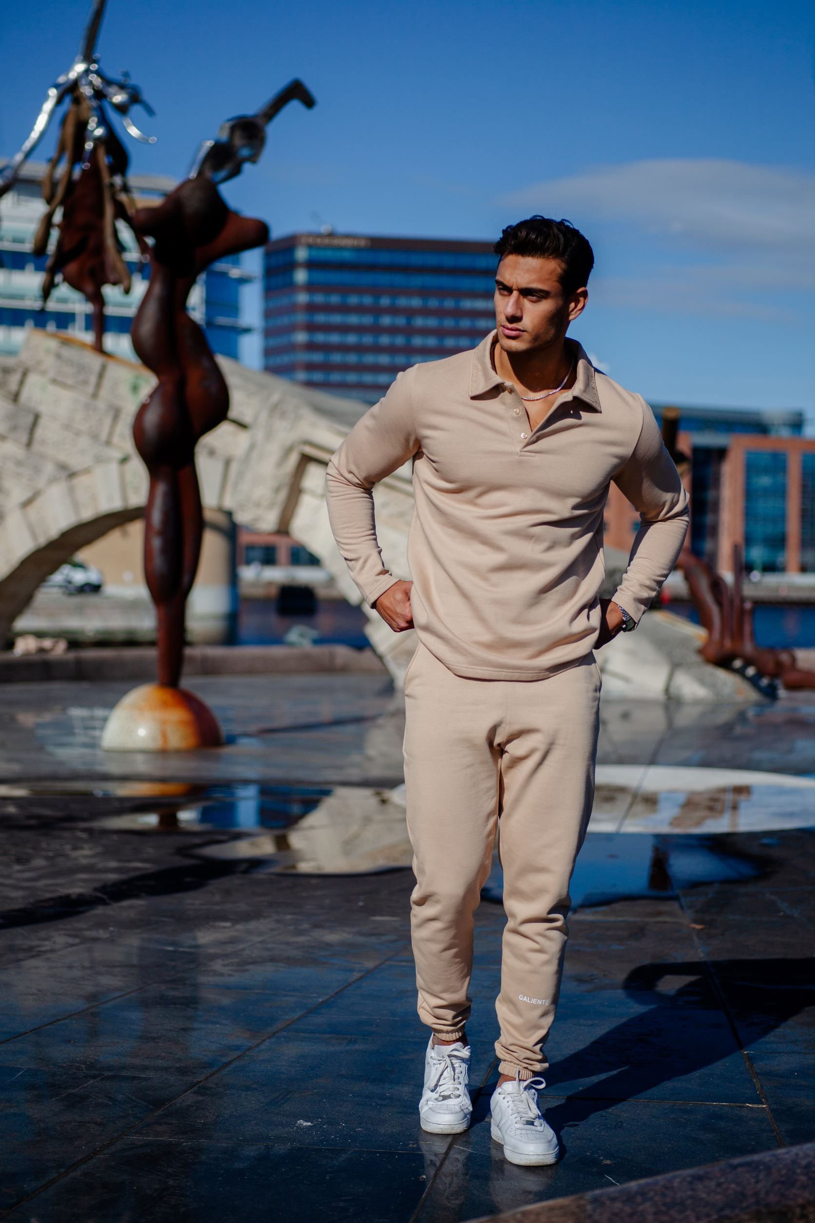 Beige langærmet polo forside