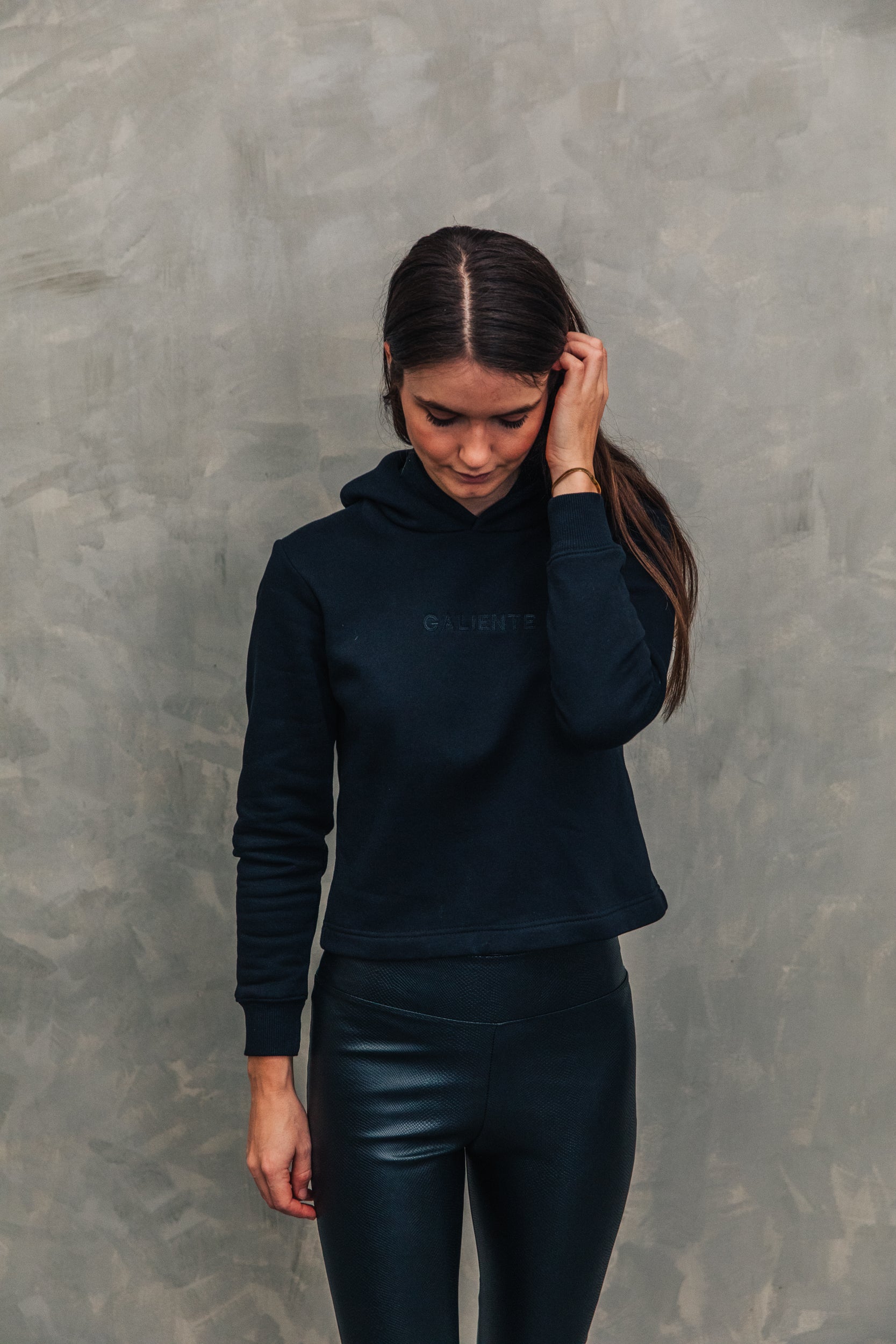 هودي أسود مع حبل معدني