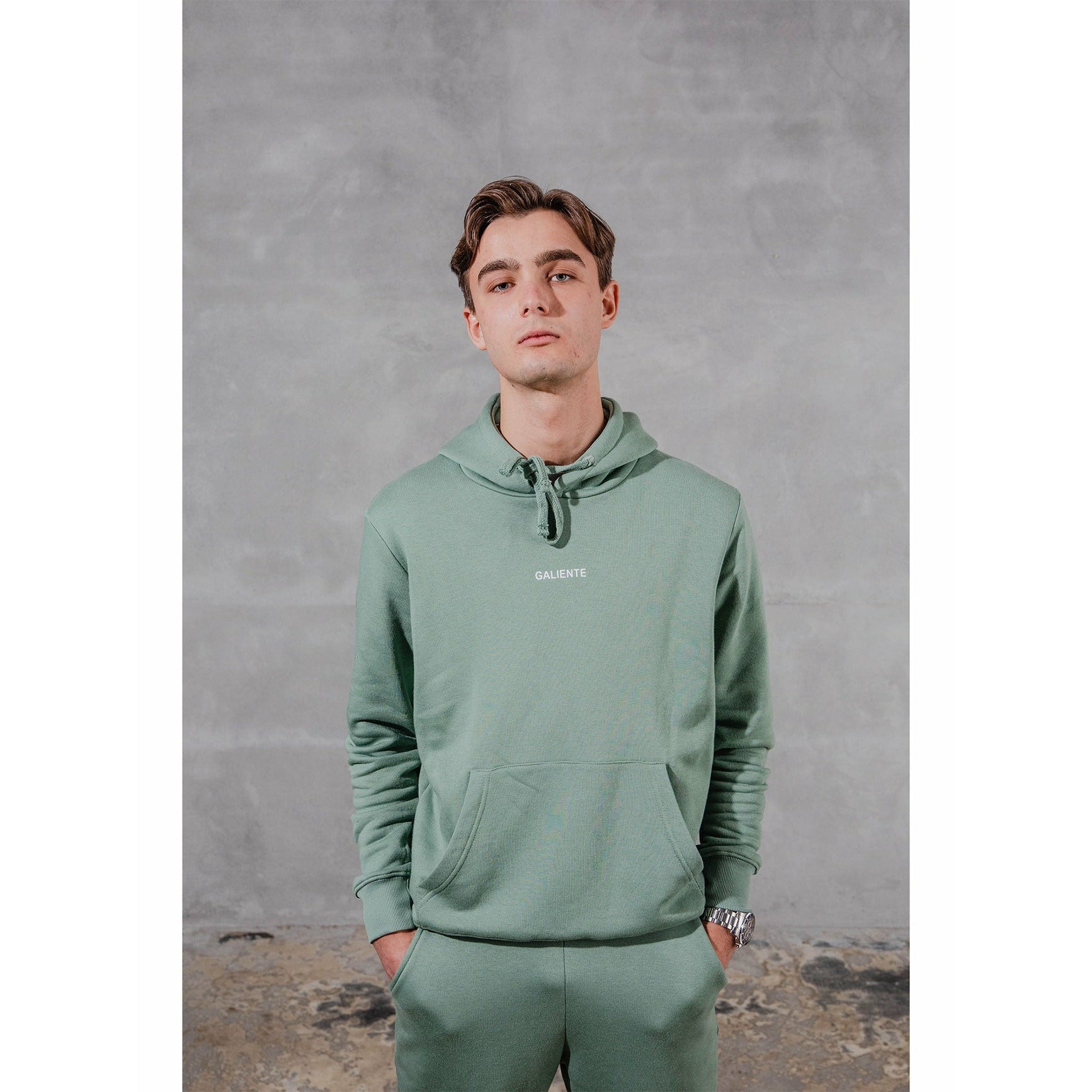 Olivengrøn hoodie close-up